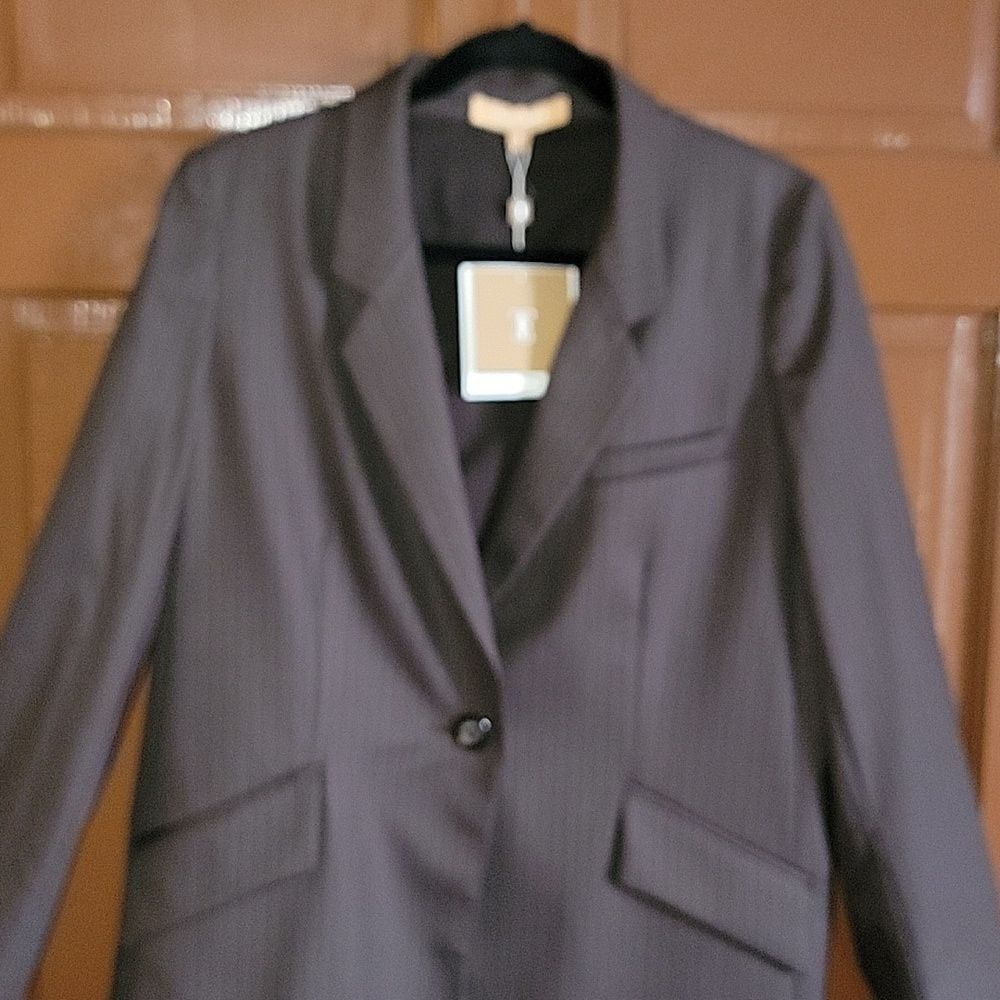 Ellen Tracy-Brown pin striped Blazer, collared with long sleeves. Size 8. NWT.